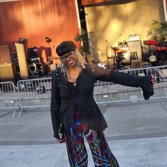 Just B. Seconds , High End Clothing & Accy. - Picture 10 of 16